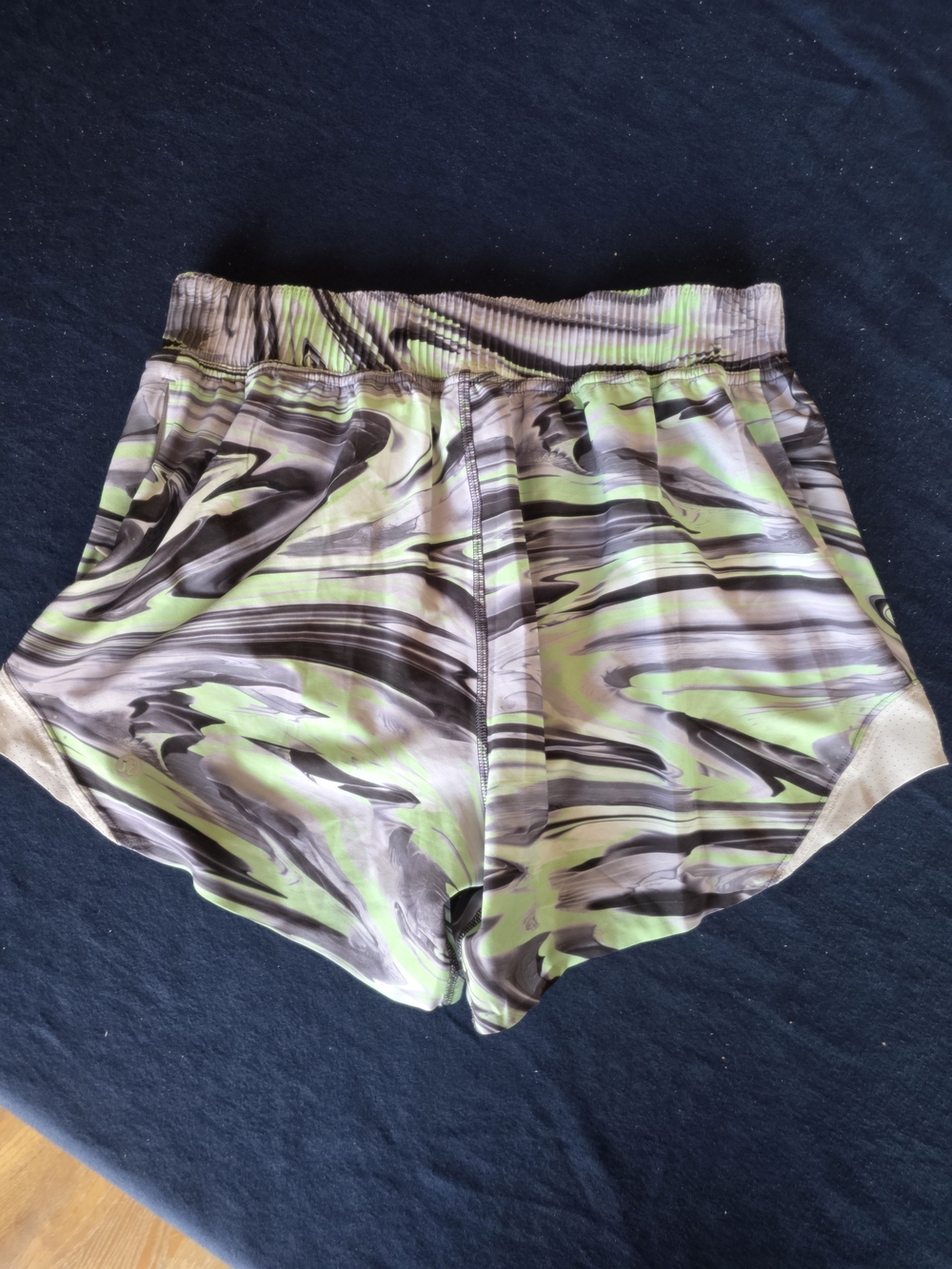 Lululemon Hotty Hot PAWM/CHRM Size 6